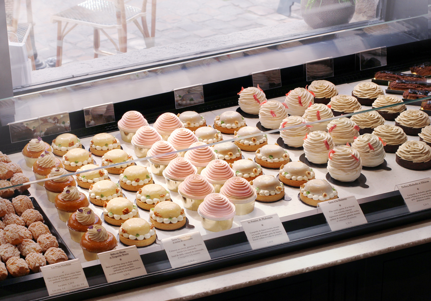 Vitrine remplie de pâtisseries